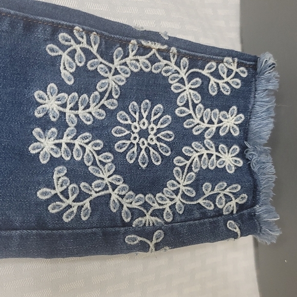 Ann Taylor The Skinny jeans size 2 embroidered detail frayed hem excellent cond - Picture 4 of 7